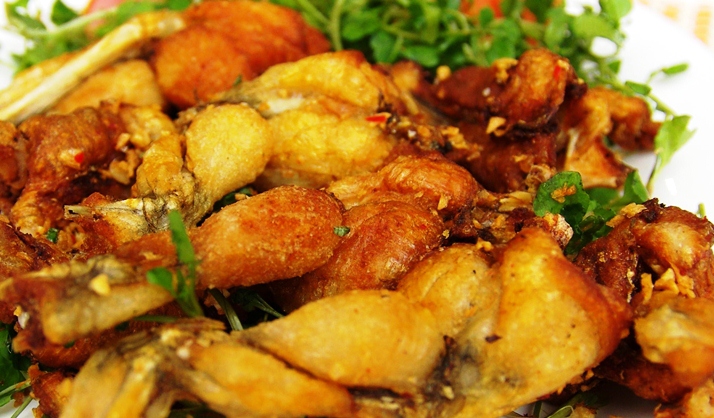 Recette des cuisses de grenouilles frites avec la sauce de nuoc mam 